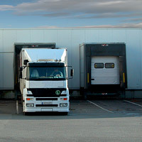 LKW vor Ladehalle
